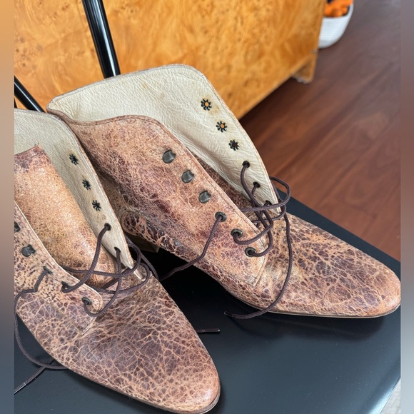 Artisan leather boots from Goodbye Folk, Mexico City - Picture 7 of 8